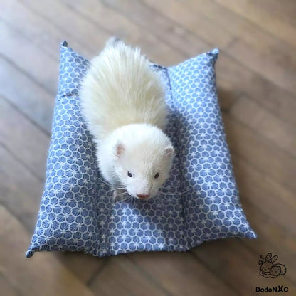 furet blanc mignon couché confortablement sur son snugabun rafraîchissant, snuggle bed, accessoire lapin, coussin absorbant fait main et personnalisé dodoNAC