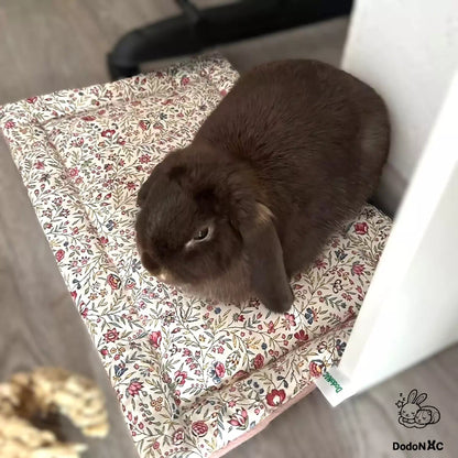 lapin couché sur son tapis moelleux douillé et confortable dodoNAC fait main et personnalisé avec un tissu motif fleurs
