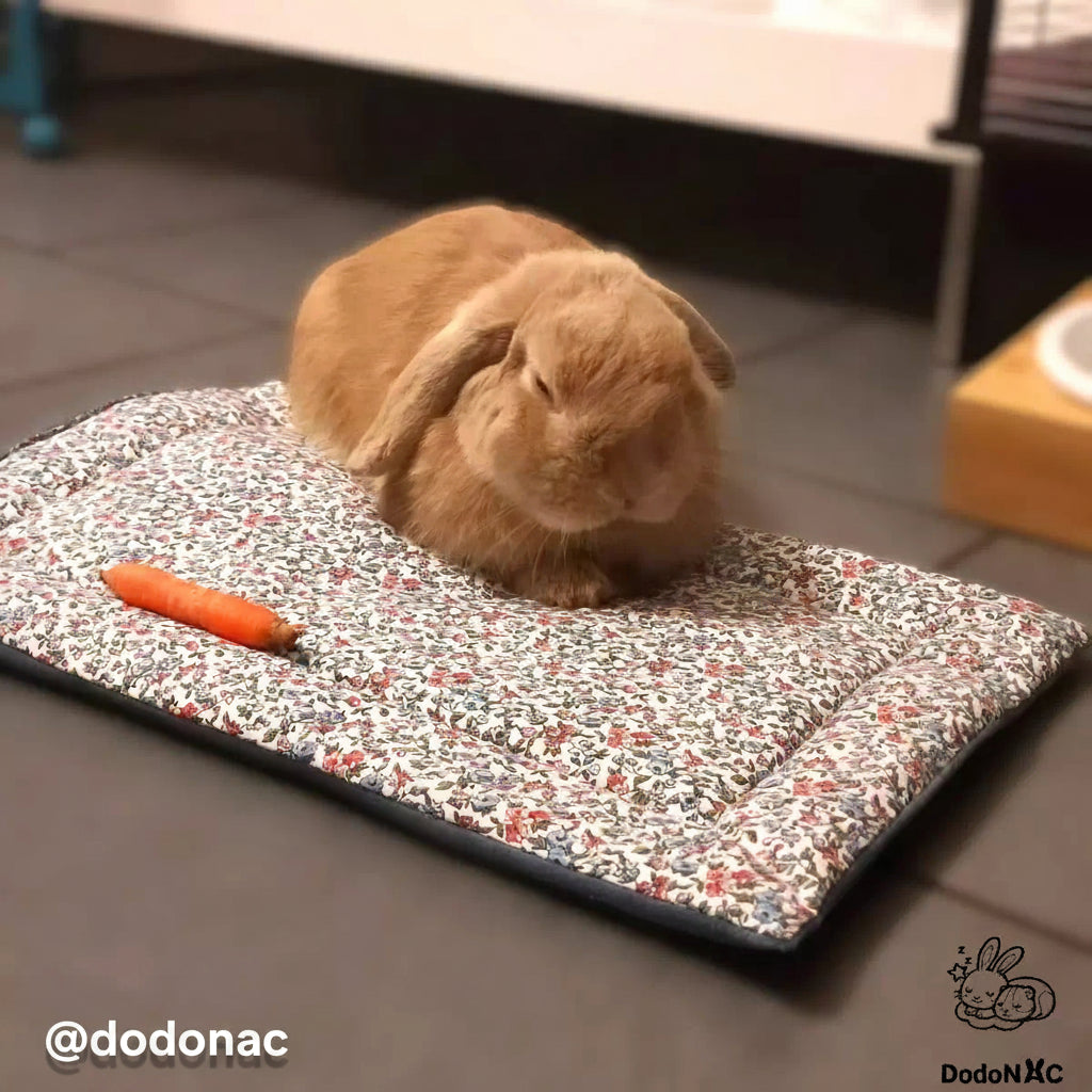 lapin couché sur un tapis moelleux douillé et confortable dodoNAC personnalisé avec un tissu motif fleurs et tissu polaire bleu