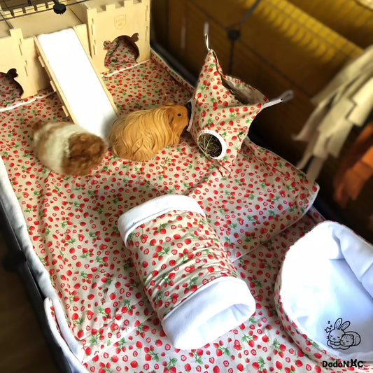 Pee pad ou tapis litiére absorbant sur-mesure lavable dodoNAC pour aménager sa cage de rongeurs, lapins, furet, cochon d'inde fait main et personnalisable pour créer une cage unique présenté avec un tissu motif fraises