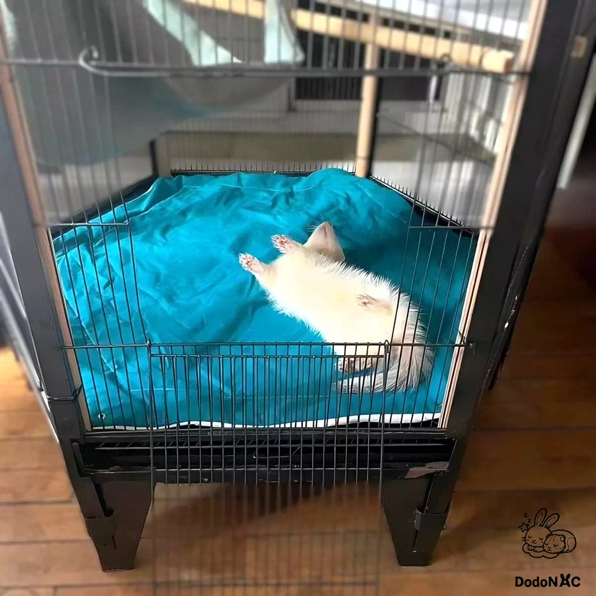 Pee pad ou tapis litiére absorbant sur-mesure lavable dodoNAC pour aménager sa cage de rongeurs, lapins, furet, cochon d'inde fait main et personnalisable pour créer une cage unique présenté avec un tissu bleu turquoise