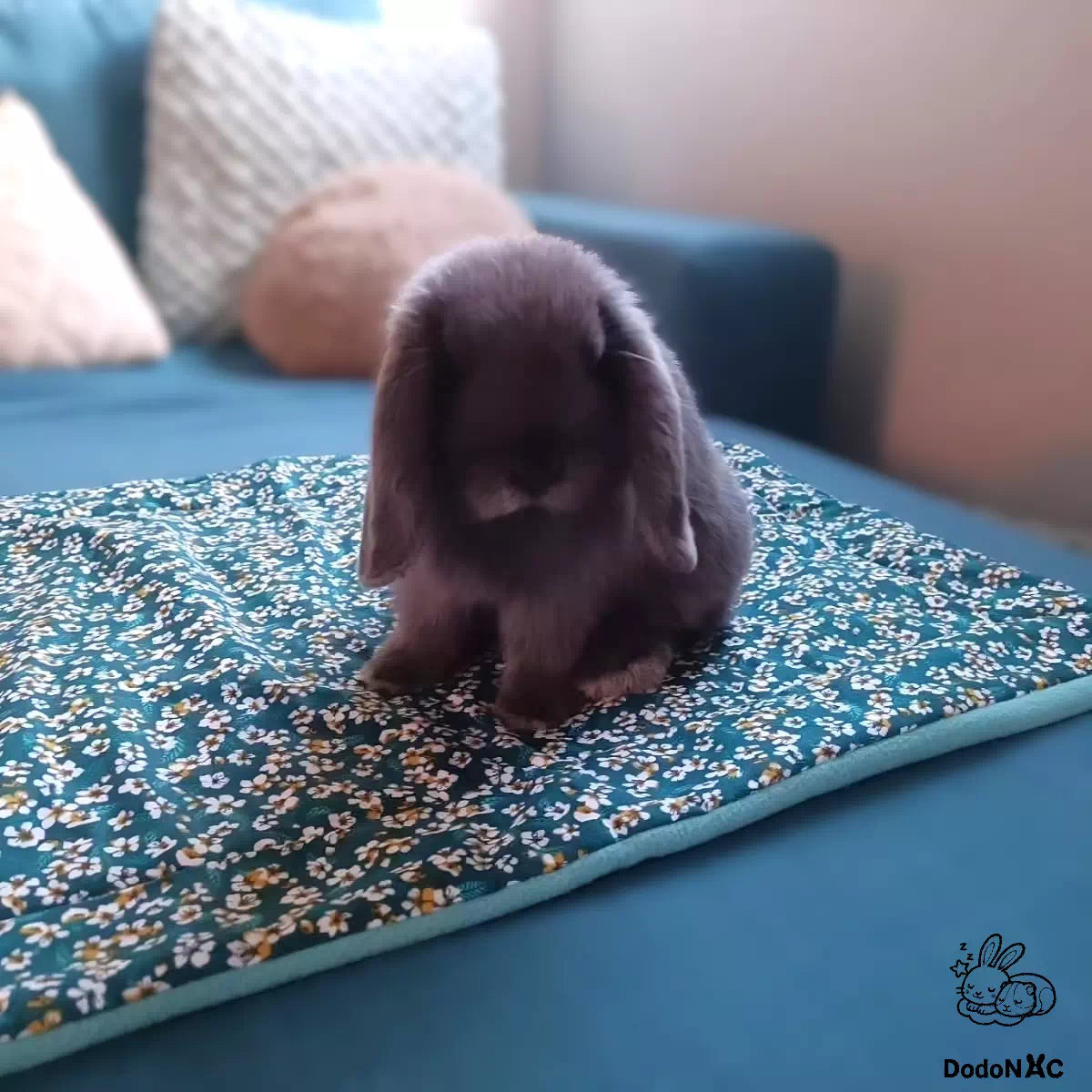 Pee pad ou tapis litiére absorbant sur-mesure lavable dodoNAC pour aménager sa cage de rongeurs, lapins, furet, cochon d'inde fait main et personnalisable pour créer une cage unique présenté avec un tissu motif fleurs 